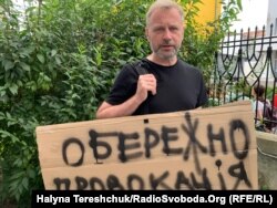 Волонтер Андрій Салюк підтримує колег-волонтерів