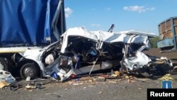 Попавший в ДТП микроавтобус.