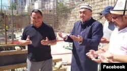 Муфтияттын курулуп жаткан имаратына капсула салуу учурундагы сүрөт.