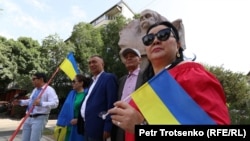 Несколько активистов в Алматы проводят акцию в честь Дня Независимости Украины. 24 августа 2022 года