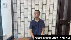 Ырыс Жекшеналиев сот залында.
