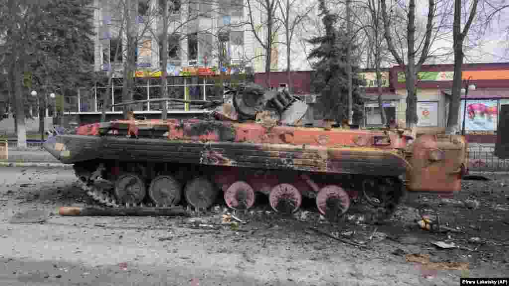 Makariv, 4 mars dhe 23 gusht. Makarivi u gjend nën okupim për 34 ditë - nga 27 shkurti deri më 1 prill. Sipas kreut të fshatit Makariv, Vadym Tokarov, rreth 40 për qind e infrastrukturës në fshat është shkatërruar.