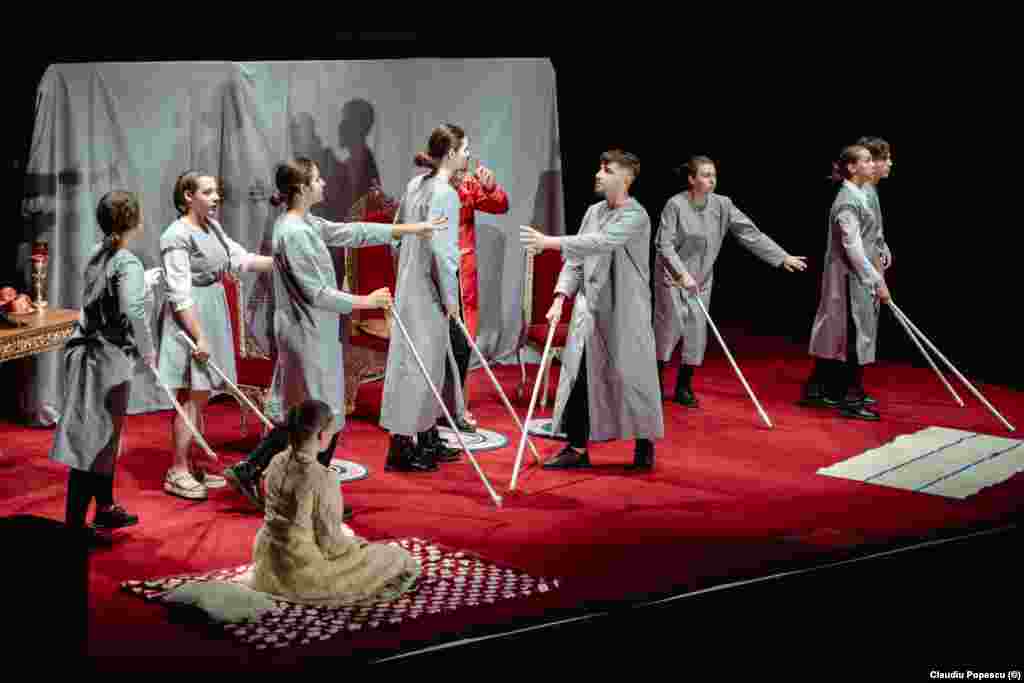 Trupa Alter Ego a venit cu &bdquo;Țara lui Gufi&rdquo; pe scena Ideo Ideis #17. Spectacolul a adus o parabolă a condiției omului nevoit să trăiască orbit de ideologia unui regim totalitar. Gufi ar simboliza forța istoriei (care, nu de puţine ori şi cu precădere în ultimul secol, a încremenit într-un singur om) ce conduce individul la alienare, distrugându-i toate atributele umane.