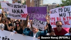 Qindra qytetarë të mbledhur në Prishtinë për të shprehur revoltën e tyre ndaj dhunës seksuale. Shkas u bë rasti i përdhunimit të një vajze 11-vjeçe.
31 gusht 2022. 