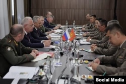 Сергей Шойгу менен Бактыбек Бекболотов баштаган делегациялар. 16-август, 2022-жыл. Москва, Кыргызстан.