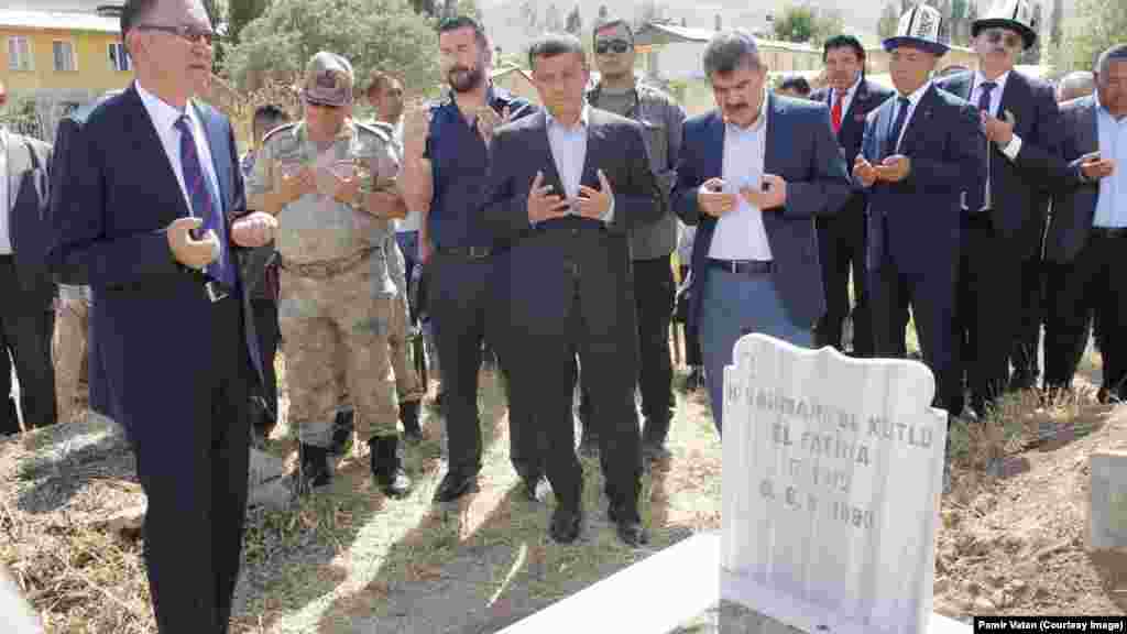 Рахманкул хандын мүрзөсүнө барган коноктор.