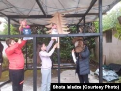 საკვირაო სკოლის მოსწავლეები რეპეტიციაზე