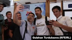 Дмитрий Бивол "Манас" эл аралык аэропортунда. 9-август, 2022-жыл. 