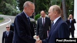 Predsjednici Turske i Rusije Redžep Tajip Erdoan i Vladimir Putin uoči sastanka u Sočiju, Rusija 5. avgusta 2022.