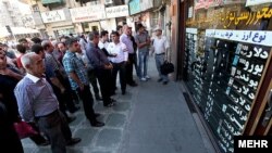 بانک مرکزی ایران هر گونه خرید و فروش ارز خارج از سیستم بانکی و صرافی‌های مجاز را «قاچاق» اعلام کرد