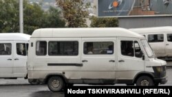 Поводом для акции, начавшейся возле гостиницы «Рэдиссон Блю», стали слухи о том, что с 1 марта водитель каждой маршрутки должен будет платить суточный сбор в размере 40– 50 лари, то есть около 20-30 долларов