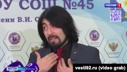 Ігнасіо Гомез Урра під час виступу в севастопольській школі №45. Скріншот кадру відеорепортажу телеканалу «Вести Севастополь»