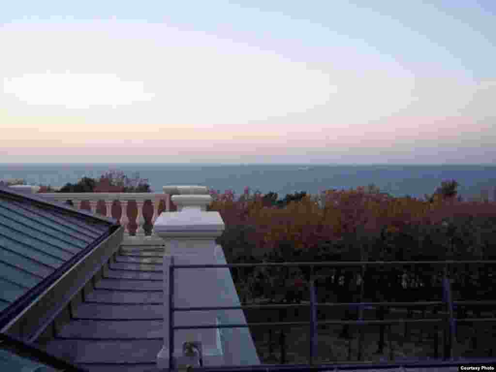 Фотографії ймовірного «палацу Путіна» у Прасковеївці на Чорному морі