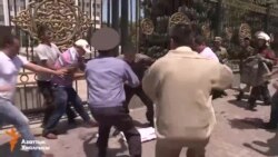 В Бишкеке мужчина пытался поджечь себя перед Белым домом