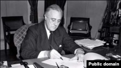 Președintele Franklin D.Roosevelt, în timp ce semnează proiectul de lege Lend-Lease (1941).