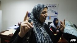 Дауыс беріп тұрған ливиялық сайлаушы. Триполи, 7 шілде 2012 жыл