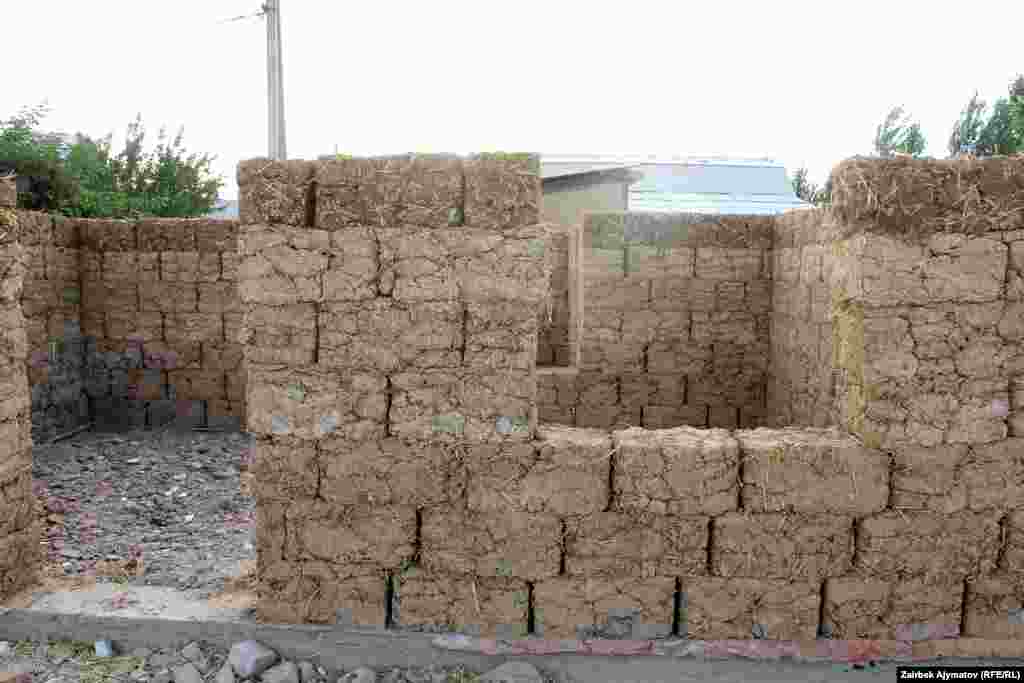 Кезектеги ижарачылар үчүн курулуп жаткан саман үй