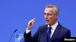 Secretarul general al NATO, Jens Stoltenberg, transmite că se așteaptă ca miniștrii de Externe ai NATO, reuniți săptămâna viitoare la București, să ia în calcul sporirea de ajutor-non-letal dat Ucrainei. Stoltenberg reamintește că NATO nu consideră China drept un adversar. 