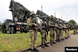 Військовослужбовці під час візиту президента України Володимира Зеленського на військовий полігон з метою – дізнатися про навчання українських військових на ЗРК Patriot. Німеччина, 11 червня 2024 року