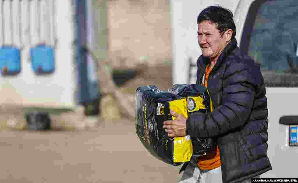 Amellett, hogy közösségimédia-csatornáin keresztül pénzt gyűjt, Kurkurina az emelőképességét is hasznosíthatja, ha épp a temetőben kóborló állatoknak kell kicipelnie kutyatápos zsákokat