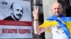 Дмитро Хилюк на тлі плаката про його викрадення