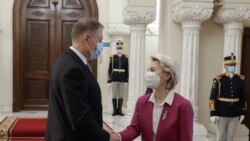 Klaus Iohannis, președintele României, o întâmpină pe Ursula von der Leyen, președintele Comisiei Europene, la Palatul Cotroceni din București, joi 3 martie 2022.