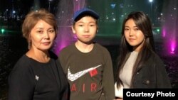 Жубайы Раушан уул-кызы Айсэнем, Алтай менен.