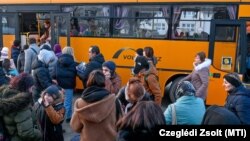 Tiszabecs, 2022. február 28. Az orosz-ukrán háború elől menekülő emberek a tiszabecsi II. Rákóczi Ferenc Általános Iskolánál 2022. február 28-án. Az intézmény tornaterméből ideiglenes szálláshelyet alakítottak ki a menekültek számára. MTI/Czeglédi Zsolt