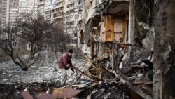 Rusia atacă zone rezidențiale. Câteva sute de civili au fost uciși de la începerea atacului ordonat de Vladimir Putin, potrivit estimărilor confirmate de ONU. Imagine din 25 februarie, Kiev.
