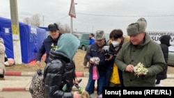 De 1 martie, refugiații din Ucraina primesc mărțișoare și ghiocei la intrarea în țară, pe lângă produsele de care au nevoie.