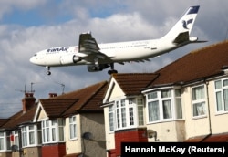 یک فروند هواپیمای آ۳۰۰ ایران‌ایر بر فراز مناطق مسکونی پیرامون فرودگاه هیثرو لندن در اسفندماه ۹۸