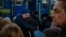 Мъж се сбогува с дъщеря си преди тя да се качи на влак, за да се евакуира от Киев. Снимката е от 28 февруари