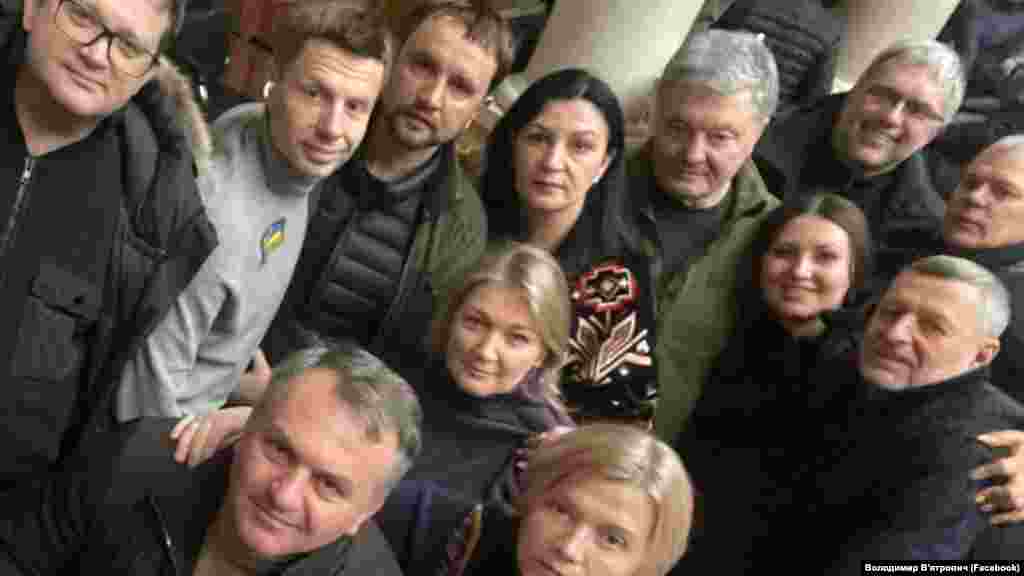 На фото &ndash; члени фракції&nbsp;&laquo;Європейська солідарність&raquo; зі своїм очільником&nbsp;&ndash; п&#39;ятим президентом України Петром Порошенком.&nbsp; &laquo;Цей день &ndash; один з кращих в історії цього скликання Верховної Ради. Сильно, швидко, монолітно на зміцнення обороноздатності України&raquo;, &ndash; зазначив член&nbsp;&laquo;Європейської солідарності&raquo; Володимир В&#39;ятрович. &nbsp;