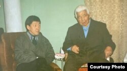 Султангазы Бакир уулу жана Кыргыз Эл баатыры, жазуучу Түгөлбай Сыдыкбеков.