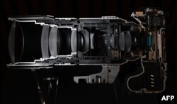 یک مدل تفکیک‌شده از دوربین بدون آینه با سیستم میکرو چهارسوم