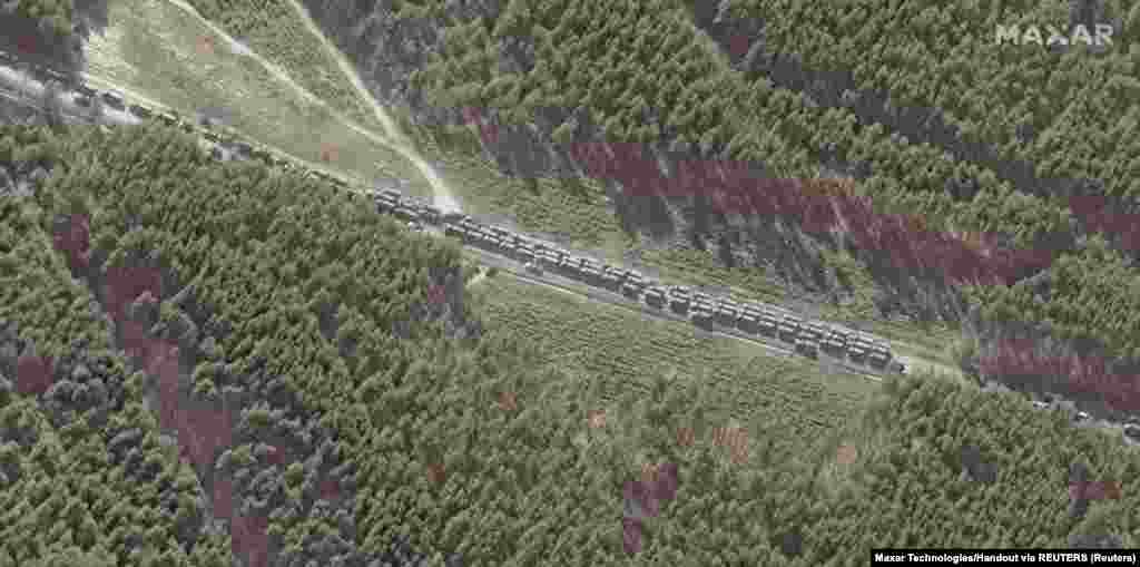 Корвони мошинҳои борбари низомӣ дар ҷануб-шарқи Иванков. 28-уми феврал