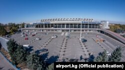 "Манас" аэропортунун автоунаа токтотуучу жайы.