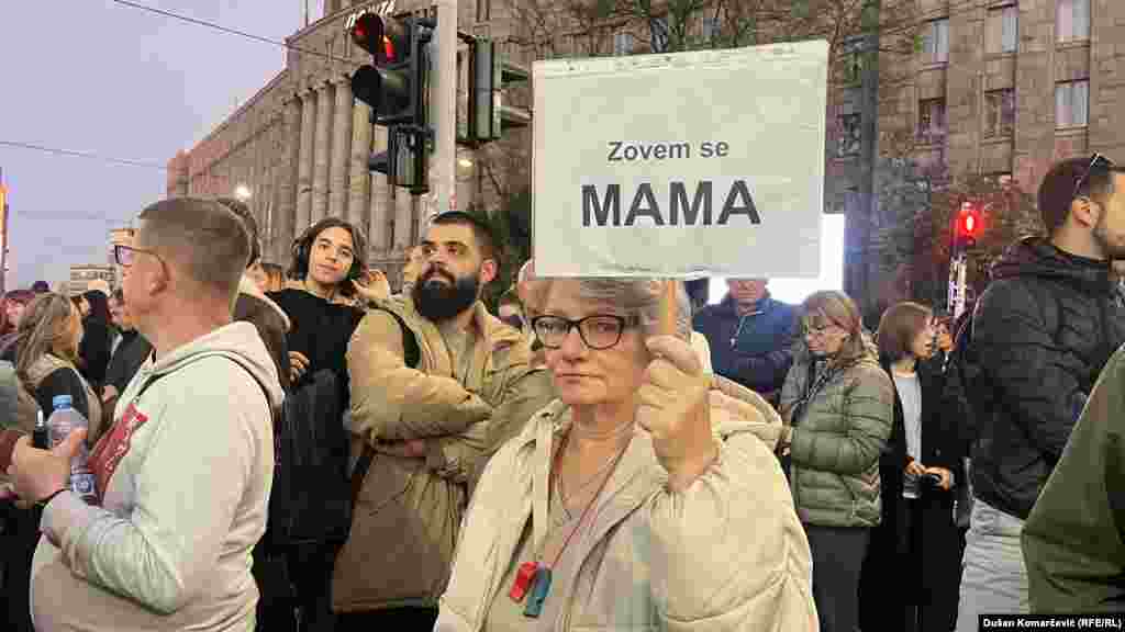 Jedna od poruka okupljenih u znak podrške Dijani Hrki. 