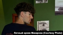 Максим Макаров в кофейне