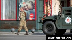 În București, armata pe stradă supraveghează traficul