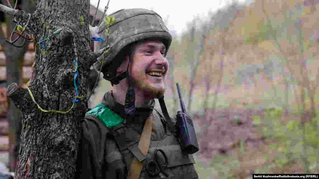 Військовий&nbsp;посміхається, коли один із його побратимів розповідає історію з життя. Донецька область, 22 квітня 2022 року 