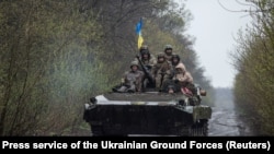 Ukrajinski vojnici se voze na oklopnom borbenom vozilу
