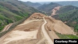 Азербайджанская сторона осуществляет строительство участка новой дороги, которая соединит Армению и Нагорный Карабах.
