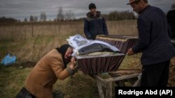 Жителка на Буча погребва сина си.