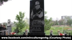 Элмирбек Иманалиевдин эстелиги.