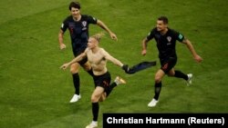 Хорватський футболіст Домаґой Віда (з оголеним торсом) святкує свій гол у ворота збірної Росії, Сочі, 7 липня 2018 року