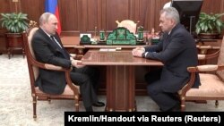 21 квітня президент Росії Володимир Путін наказав російському міністрові оборони Сергію Шойгу заблокувати контрольований українськими силами металургійний комбінат «Азовсталь» у Маріуполі так, «щоб муха не пролетіла»