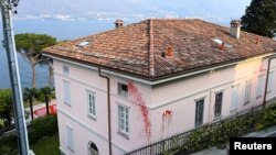 Вілла, яка належить російському телеведучому Володимиру Соловйову, забризкана червоною фарбою в П’янелло-дель-Ларіо, поблизу озера Комо, Італія, 6 квітня 2022 року