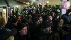 „Blocuri au fost distruse, trăgeau și în civili”. Refugiați azeri din Ucraina au ajuns la București