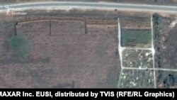 9 апрельдә иярченнән төшерелгән рәсемдә Мангуш авылы янындагы күмәк каберлек булырга мөмкин